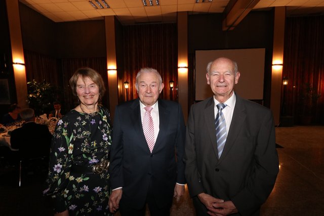 Dr. Günther Beckstein (M.) mit seinem Bruder Dr. Ing. Hellmut Beckstein und dessen Ehefrau Karin. | Foto: John R. Braun