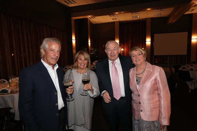 Ministerpräsident a.D. Dr. Günther Beckstein und Ehefrau Marga begrüßen Kult-Wirtin Sissy Kleinke-Kühnel (2.v.l.)  mit Ehemann Werner Kühnel. | Foto: John R. Braun