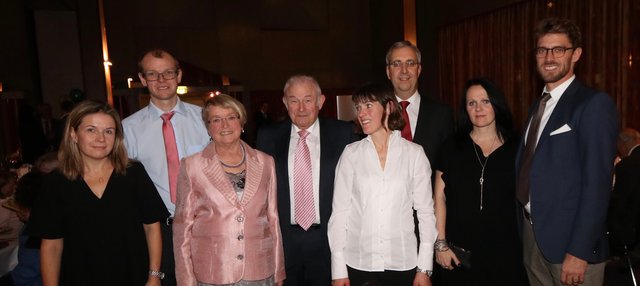 Die Familie ist ihm das Wichtigste: Dr. Günther Beckstein (M.) und Ehefrau Marga (3.v.l.), Sohn Frank Beckstein (2.v.l.) und Ehefrau Barbara, Sohn Martin Beckstein (r.) und Ehefrau Annchristin Doyen (2.v.r.) sowie Tocher Ruth Schreiner-Beckstein und Ehemann Eckhard Schreiner. | Foto: John R. Braun