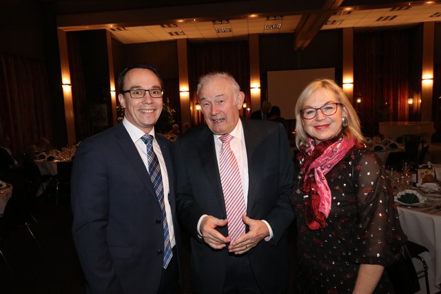 Jörg Schlag (l.), Geschäftsführer Arvena Hotels, und MdL Barbara Regitz gratulieren Günther Beckstein zum 75sten. | Foto: John R. Braun