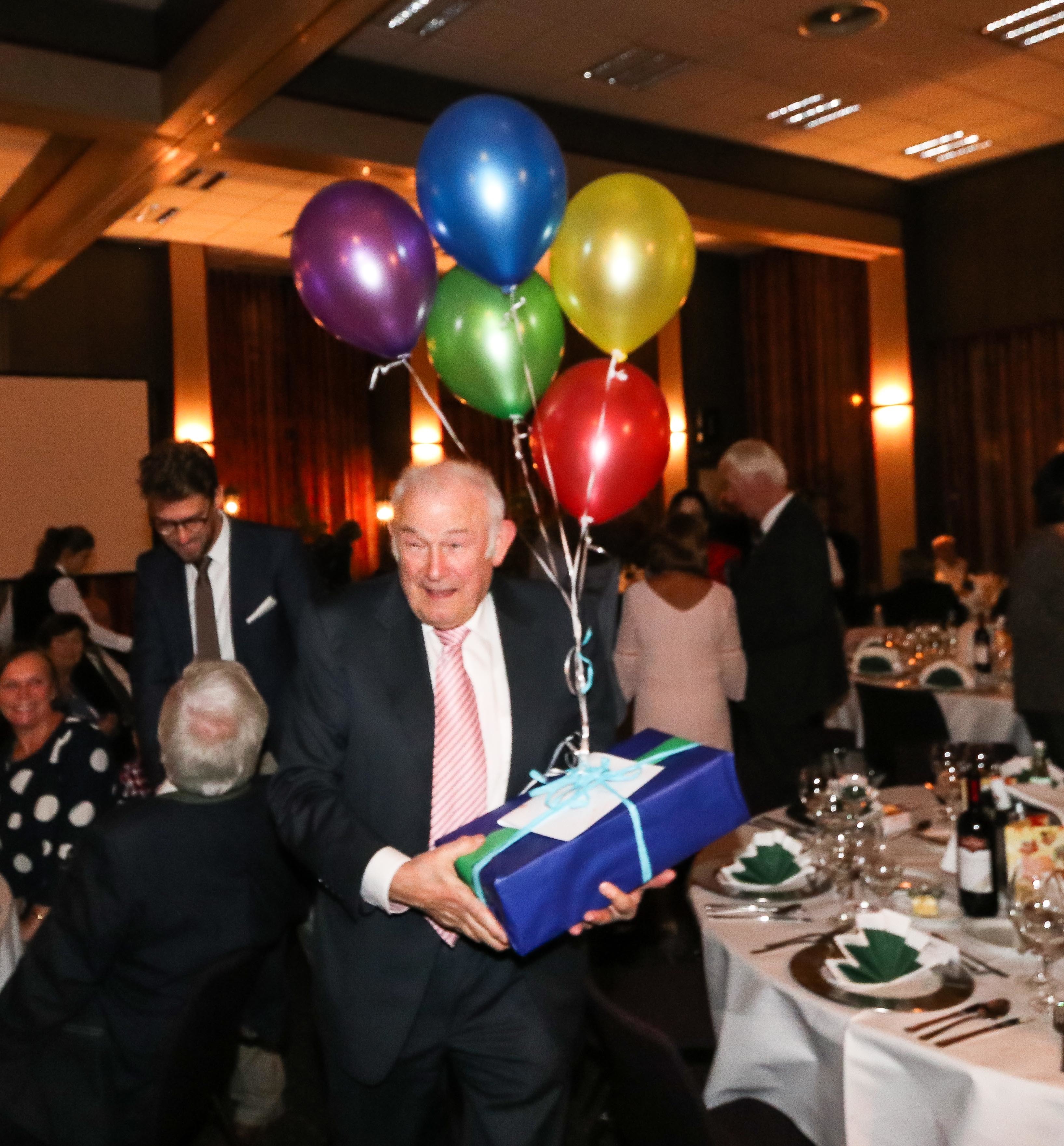 Dr. Günther Beckstein freut sich über die liebevoll verpackten Geburtstagsgeschenke.