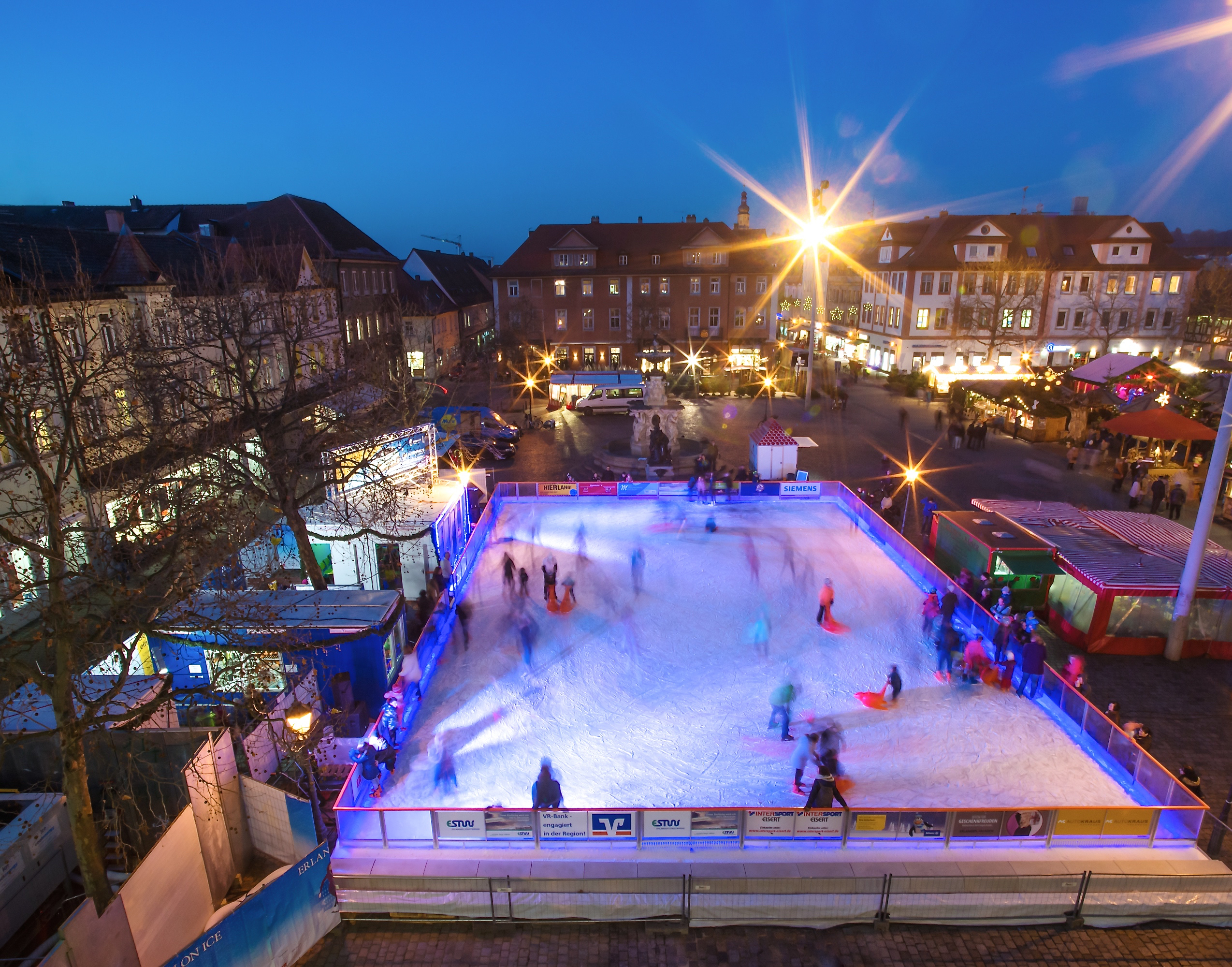 Frostig-kalter Spaß bis in die Dunkelheit: Auch heuer kommen am Erlanger Marktplatz wieder die Kufenfans voll auf ihre Kosten. Fotos: © ETM / Anne Zarncke