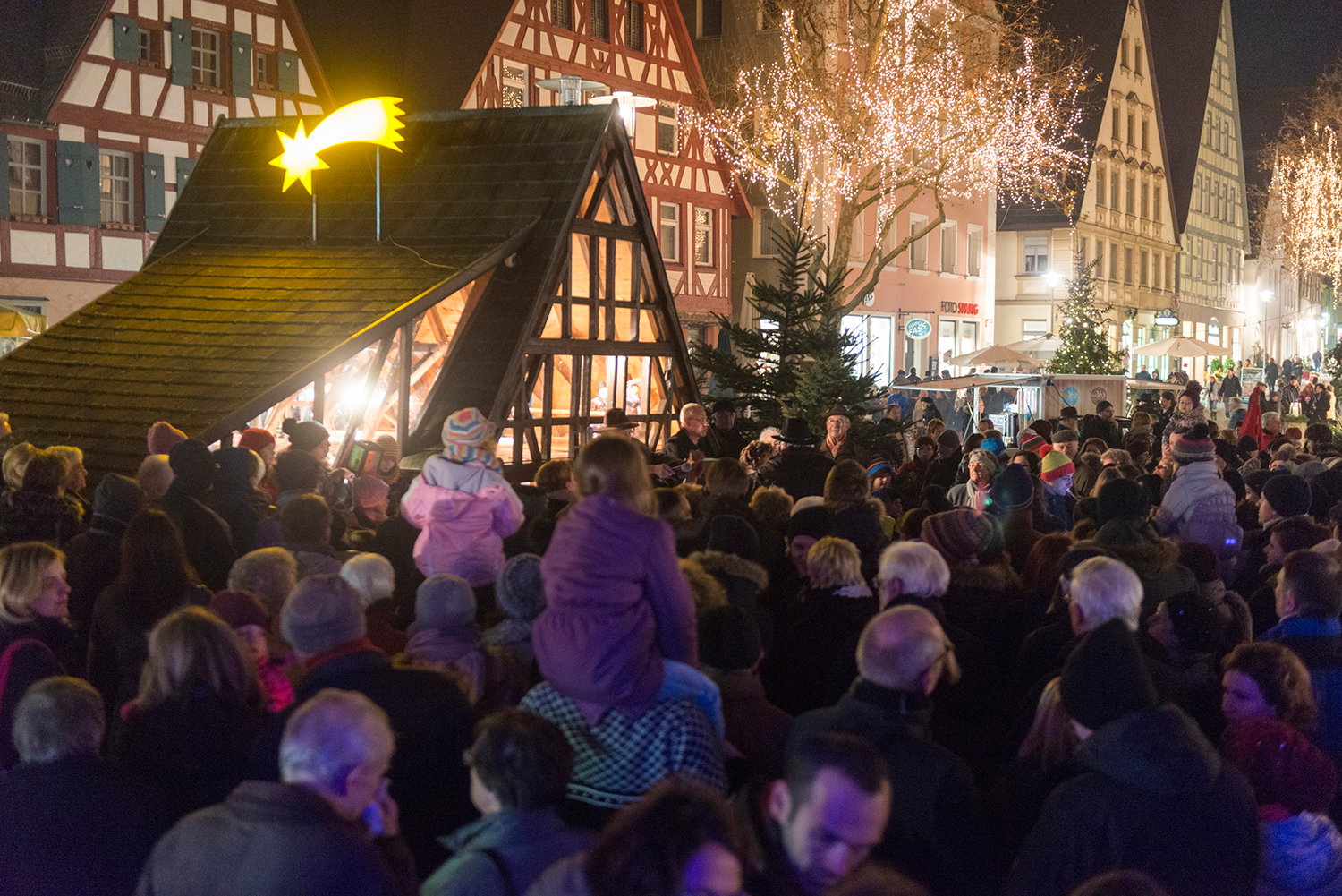 Rund um das Schwabacher Krippenhaus auf dem Königsplatz wird am 30. November die Weihnachtsbeleuchtung eingeschaltet.