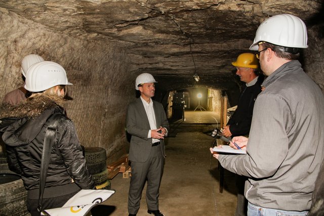 Auf einem Rundgang durch die Felsenkeller erläutert MdL Michael Hofmann (Mitte) die notwendigen Sanierungsmaßnahmen. | Foto: Büro Michael Hofmann