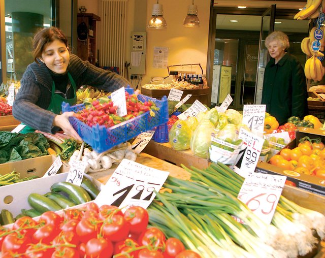 Obst und Gemüse: Gesunde Vitamine gibt es in allen möglichen Formen - frisch vom Händler schmeckt's am besten.