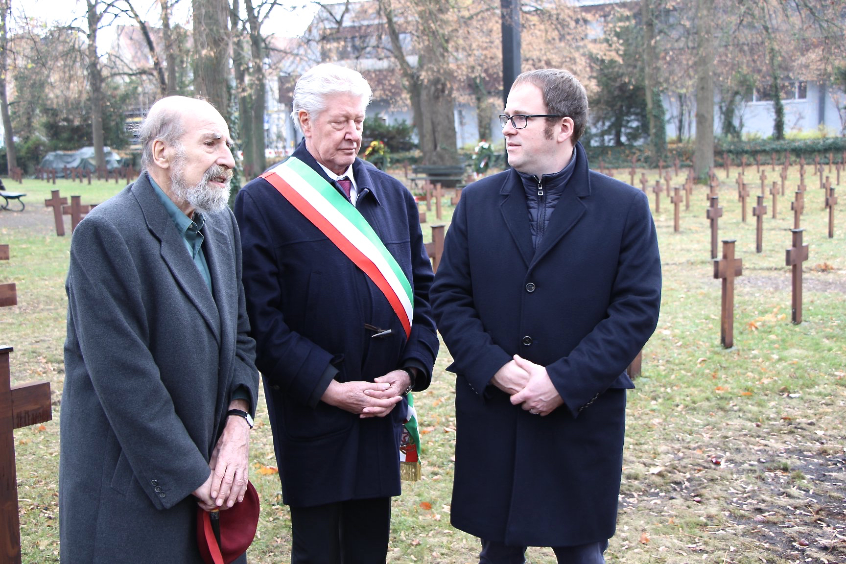 Albert Mayr, Renzo Caramaschi und Florian Janik (v.l.n.r.) auf dem Ehrenfriedhof. Foto: © Stadt Erlangen