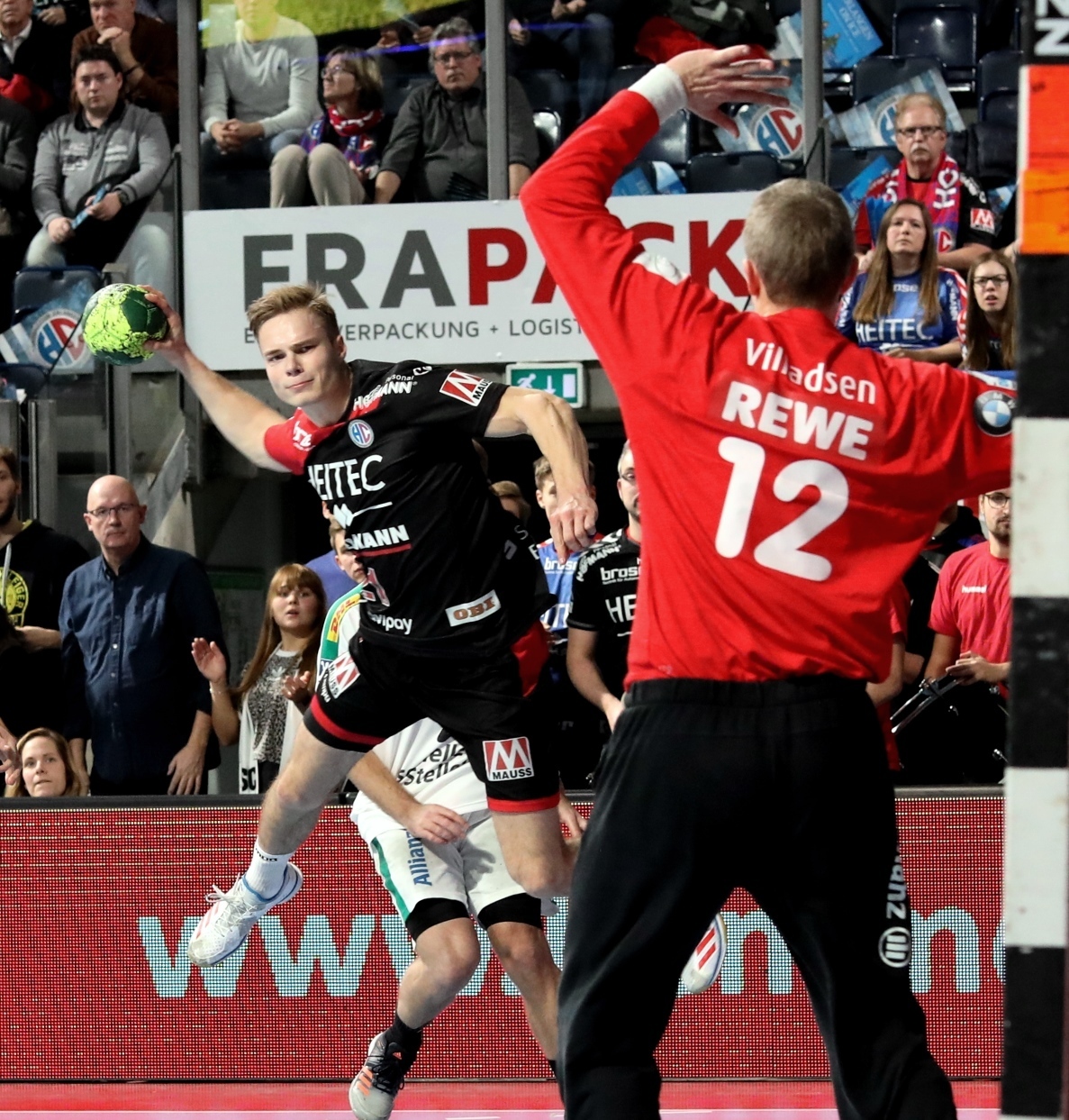 (Foto: HJKrieg, Erlangen): HC Erlangen - Christopher Bissel mit Spielfreude und fünf Treffern dabei