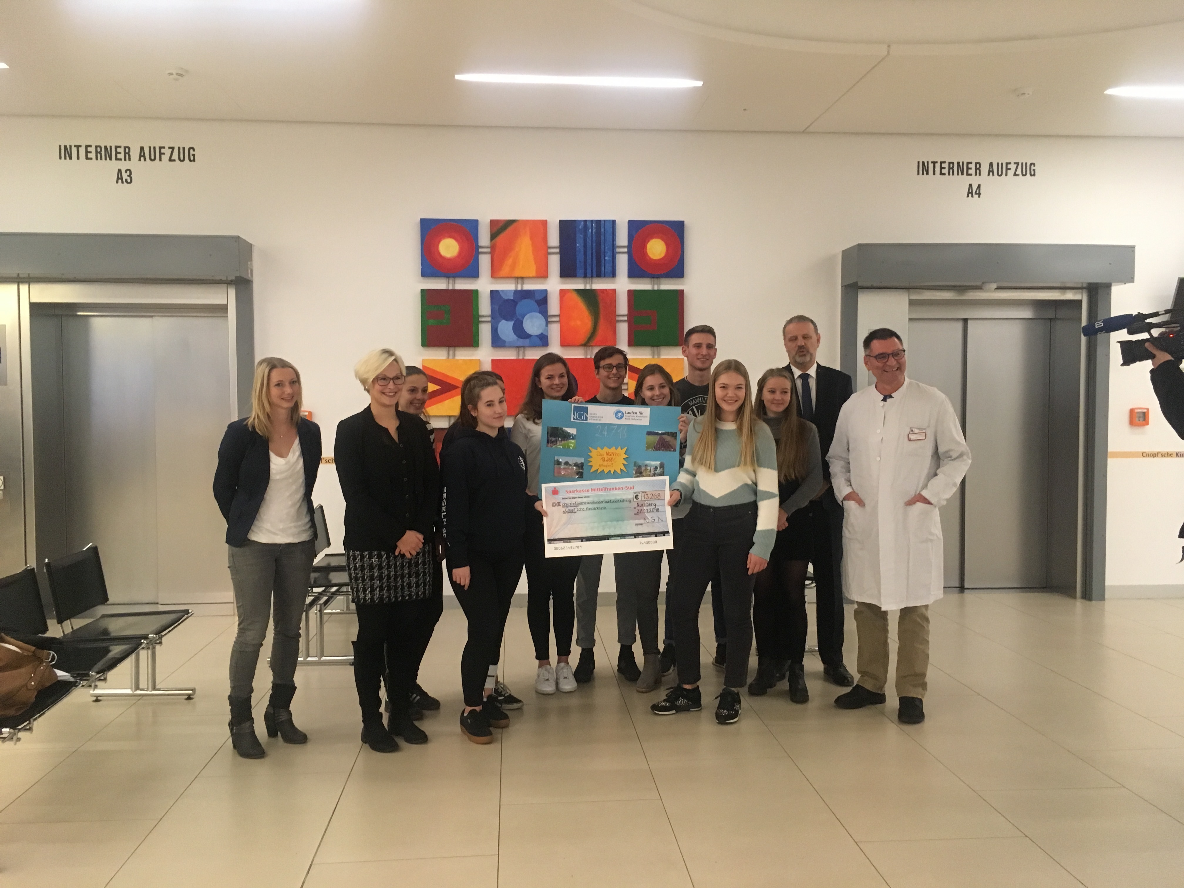 Bei der Spendenübergabe dabei waren Valentina Bilek, Laetitia Degelmann, Sara Föttinger sowie weitere Schüler des Organisationsteams, Kristin Peetz und Thomas Möhle als Lehrervertreter. Von der Cnopf'schen Kinderklinik: Sabrina Leipold und Prof. Michael Schroth.
