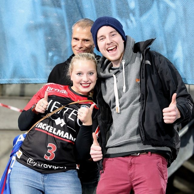 (Foto: HJKrieg, Erlangen): Die Fans des HC Erlangen, die "Supporters Crew", freuen sich über das 24:23 gegen Leipzig