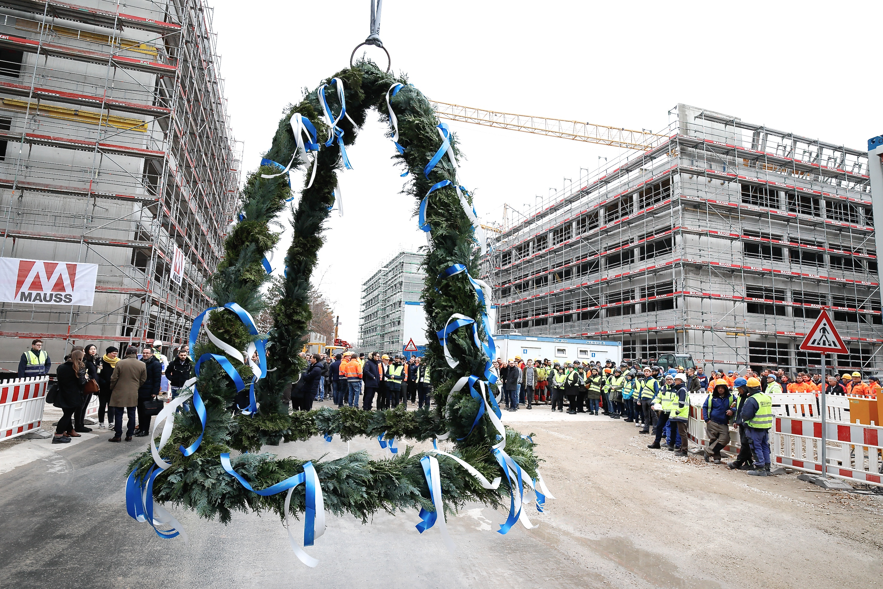 Die Richtkrone für das erste Modul des Siemens Campus Erlangen ist gesetzt. Foto: Siemens AG / Erich Malter