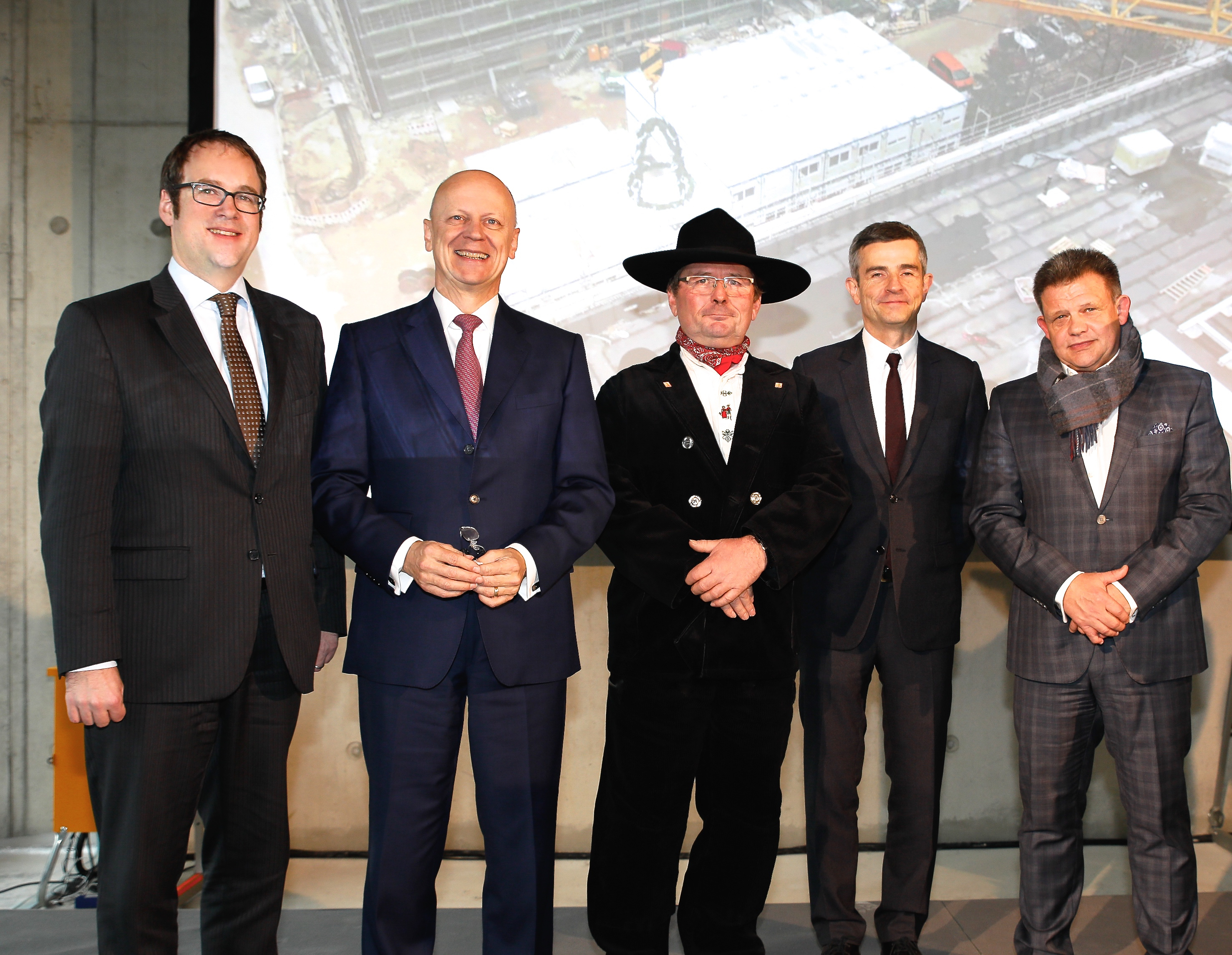 Dr. Florian Janik (Oberbürgermeister Erlangen), Prof. Ralf P. Thomas (Siemens-Vorstand), Richard Köstler (Polier), Max Bögl (Gesellschafter Max Bögl Firmengruppe) und Zsolt Sluitner (CEO Siemens Real Estate / v.l.n.r.). Foto: © Siemens AG / Erich Malter