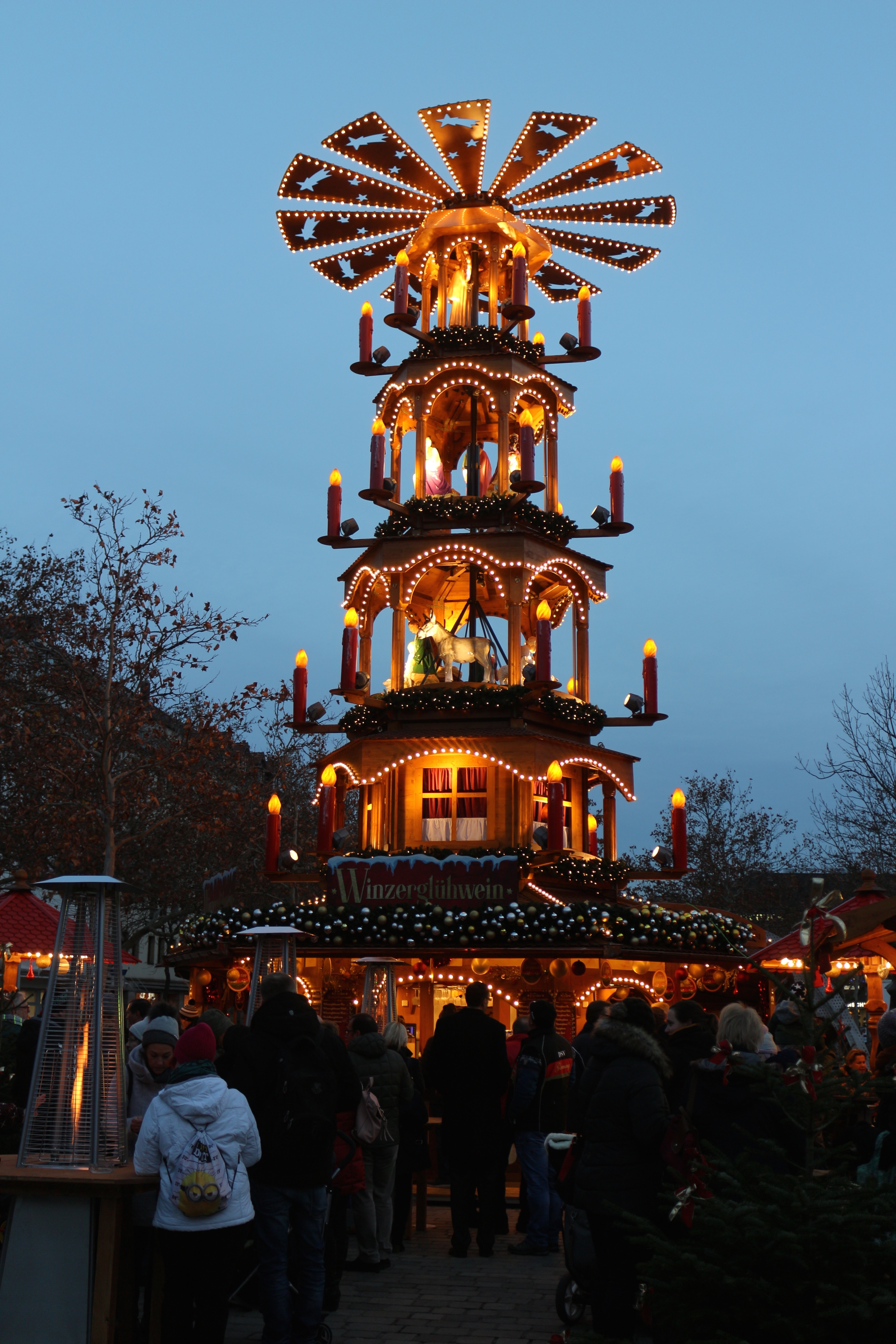 Die Weihnachtspyramide im Dämmerlicht...