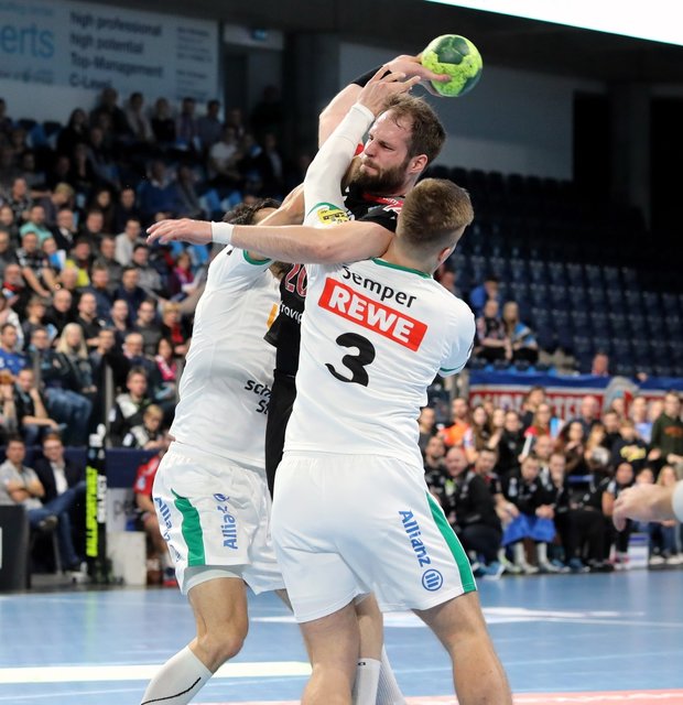 (Foto: HJKrieg, Erlangen): HC Erlangen -  Nico Büdel war selbst von zwei,drei Gegenspielern kaum zu bremsen
