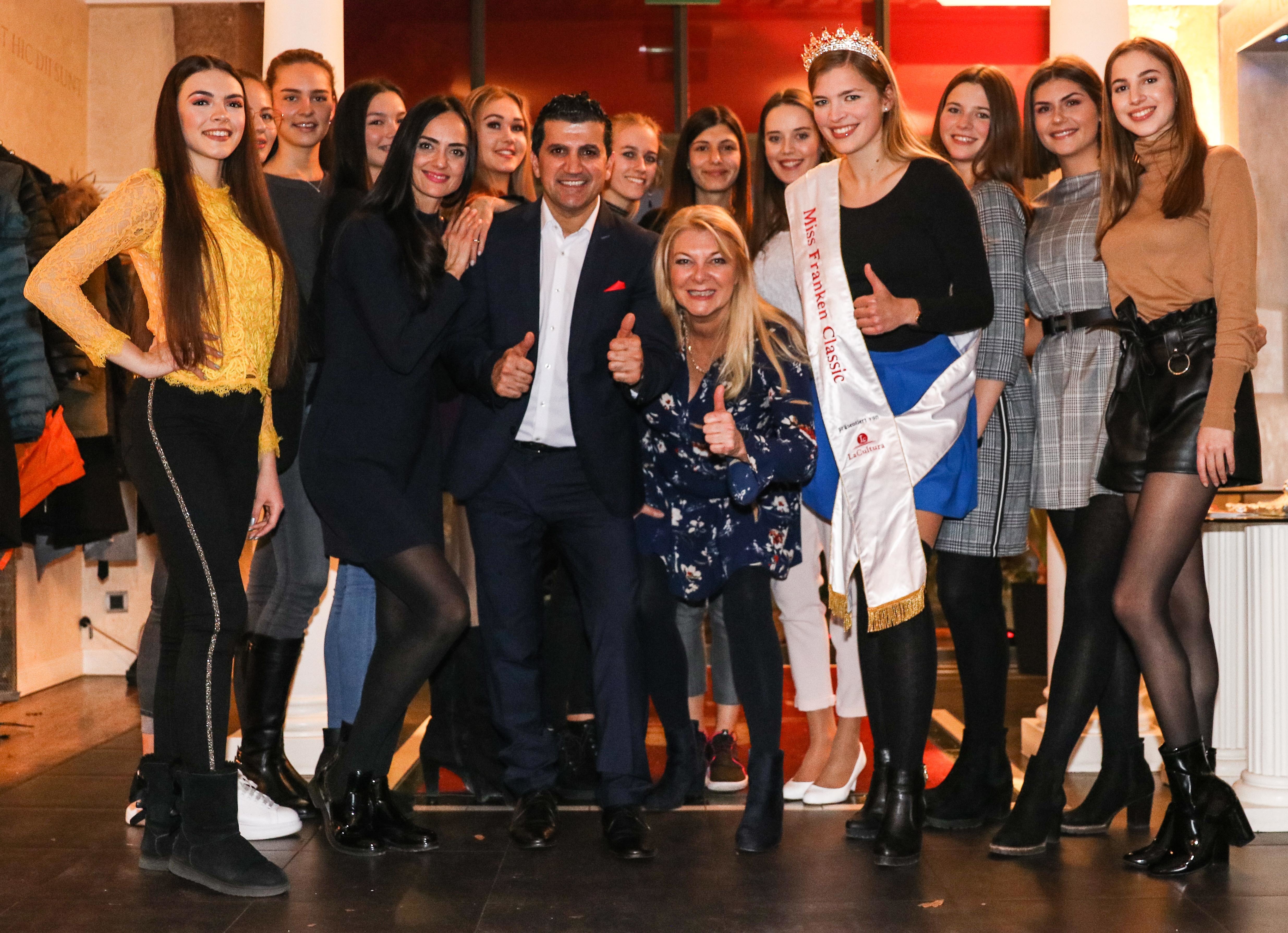 Für die italienischen Momente im Leben: Gastgeber Adelo M Kadir, Franken Classic-Chefin Marie-Luise Cawi (beide Mitte), Miss Franken Classic 2019 Sophia Fröba (4.v.r.) und Bewegungstrainerin Silvia Mozzicato (5.v.l.) freuen sich mit allen Teilnehmerinnen über die schöne Zeit.