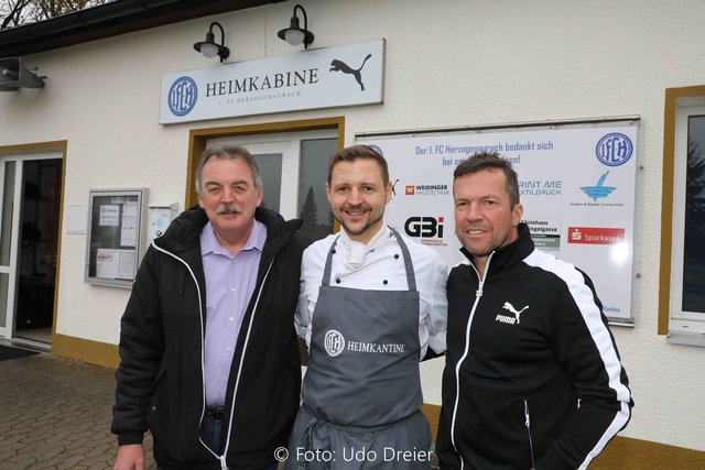 Sky-Experte Lothar Matthäus wird bei der Ankunft bei seinem Heimatverein von 2. Vorsitzenden Klaus Bauer (l.) und Martin Paulus, Gastwirt der Heimkantine begrüßt . | Foto: Udo Dreier
