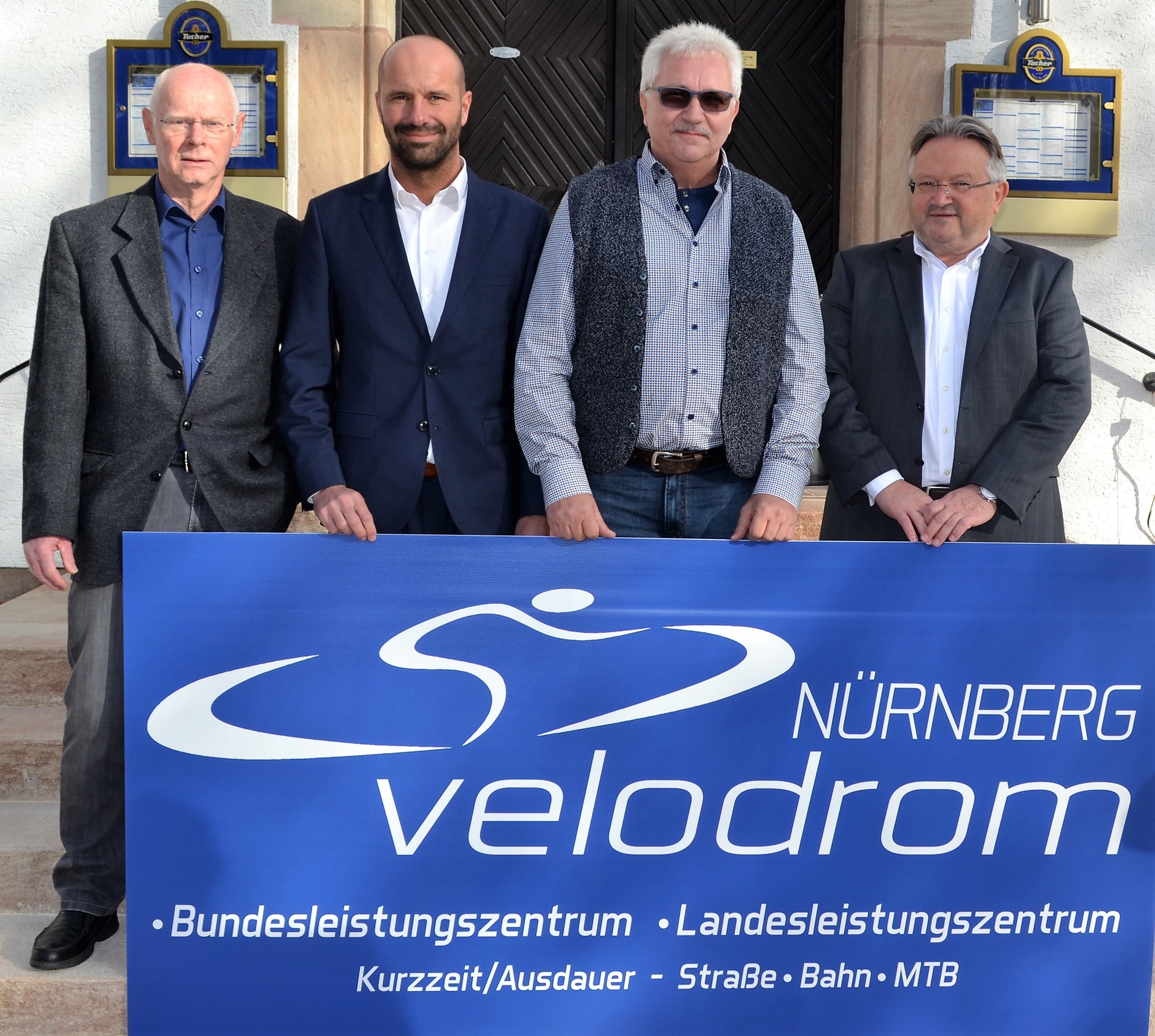 Manfred Nürminger (r.), Geschäftsführer der Firma Nürminger Immo&Konzept GmbH, wurde im europaweiten Vergabeverfahren als ,,preferred bidder" ausgewählt, um als nächsten Schritt Baurecht für das Velodrom zu schaffen. Mit ihm freuen sich die drei Vorsitzenden des Verein-Sportplatz Manfred Wolf, Frank Schwarz und Andreas Zentara (v.l.) auf die künftige moderne Radsporthalle in Moorenbrunn.