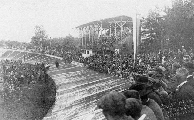 Es war einmal - historisches Foto, das die gut besuchte alte Bahn vor dem 1. Weltkrieg zeigt.