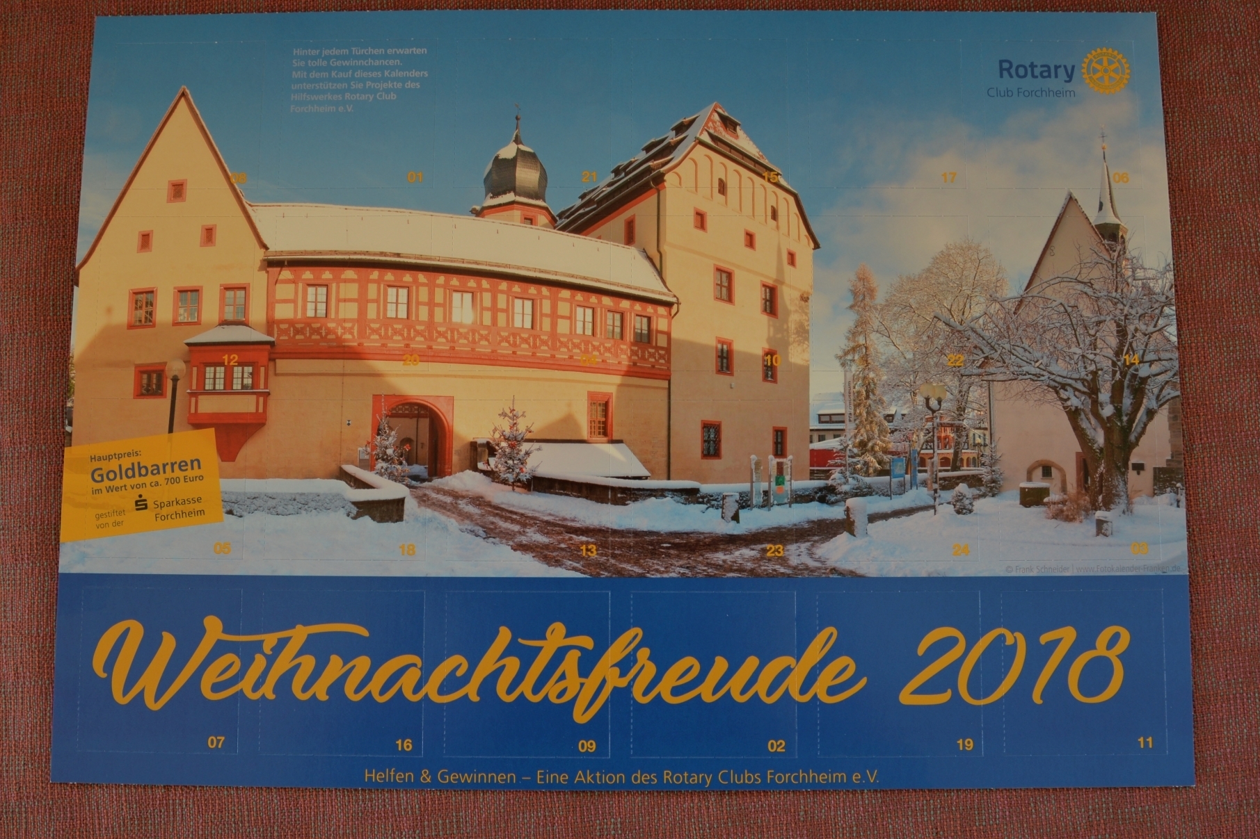 Die Fassade der winterlichen Kaiserpfalz ziert den Adventskalender „Helfen und Gewinnen - Weihnachtsfreude 2018“ des Rotary Club Forchheim.
