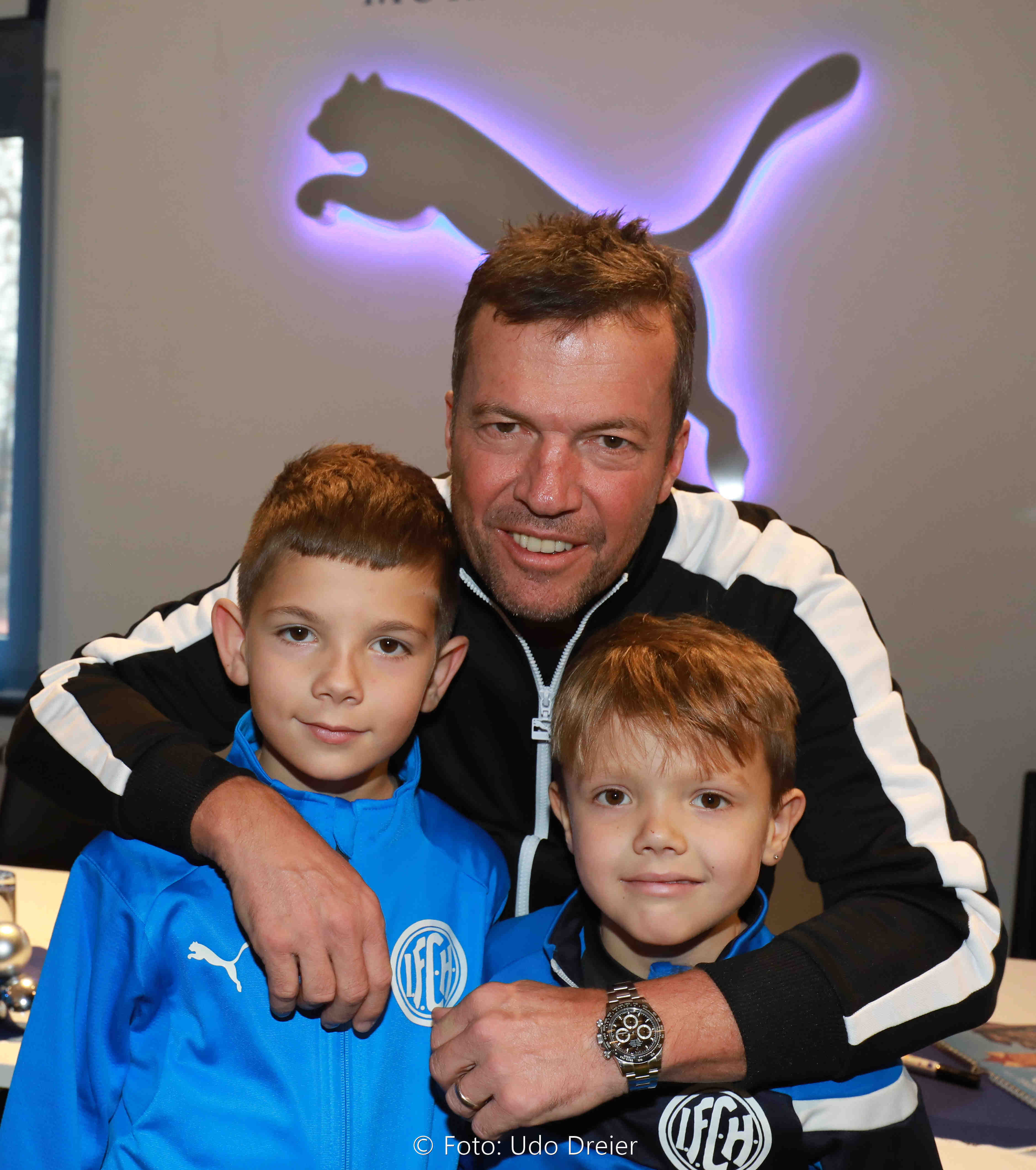 Rekordnationalspieler Lothar Matthäus mit Fußball-Patenkindern.