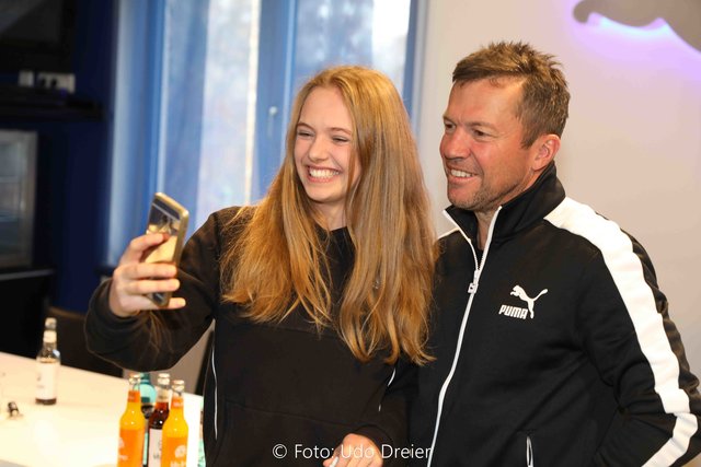 FCH - Nachwuchsspieler beim Selfie knipsen mit Lothar Matthäus. | Foto: Udo Dreier