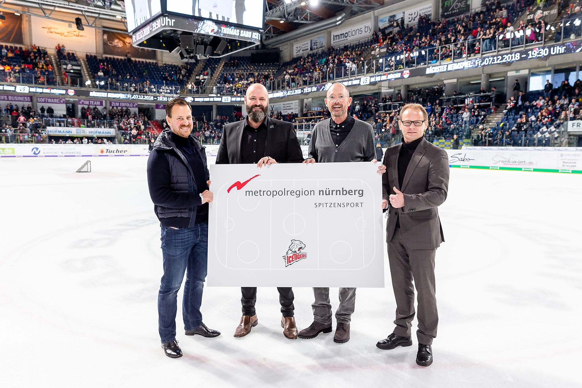 Der Nürnberger Eishockey-Verein Thomas Sabo Ice Tigers wird als sportliches Aushängeschild der Metropolregion Nürnberg geehrt:( v.l.) Andreas Kurzer (Geschäftsführer der PIC Real Estate GmbH), Wolfgang Gastner (Geschäftsführer der THOMAS SABO Ice Tigers), Prof. Dr. Klaus L. Wübbenhorst (Wirtschaftsvorsitzender der Metropolregion Nürnberg) und Ulrich Klement (Geschäftsführer Forum Sport der Metropolregion Nürnberg).