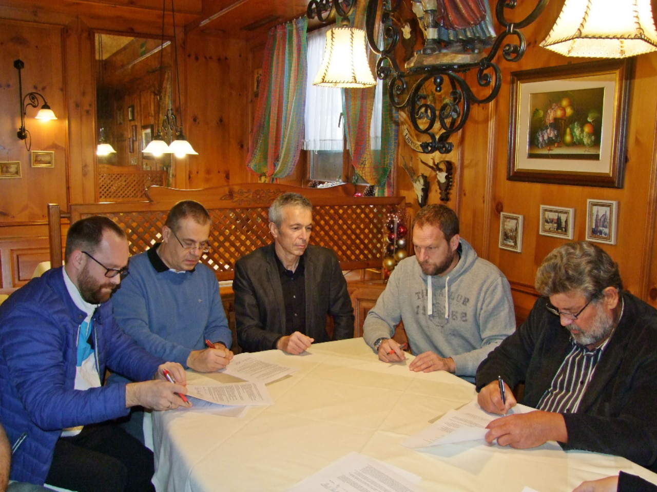 A. Neugebauer (Geschäftsführer Post SV), H. Wenker (2. Vorstand 1. FCN Schwimmen), C. Swatosch (1. Vorstand 1. FCN Schwimmen), C. Eckardt (Präsident Post SV Nürnberg e.V.) und H. Schindler (Präsident Bayerischer Schwimmverband e.V.) bei der Unterzeichnung der Stützpunktvereinbarung.