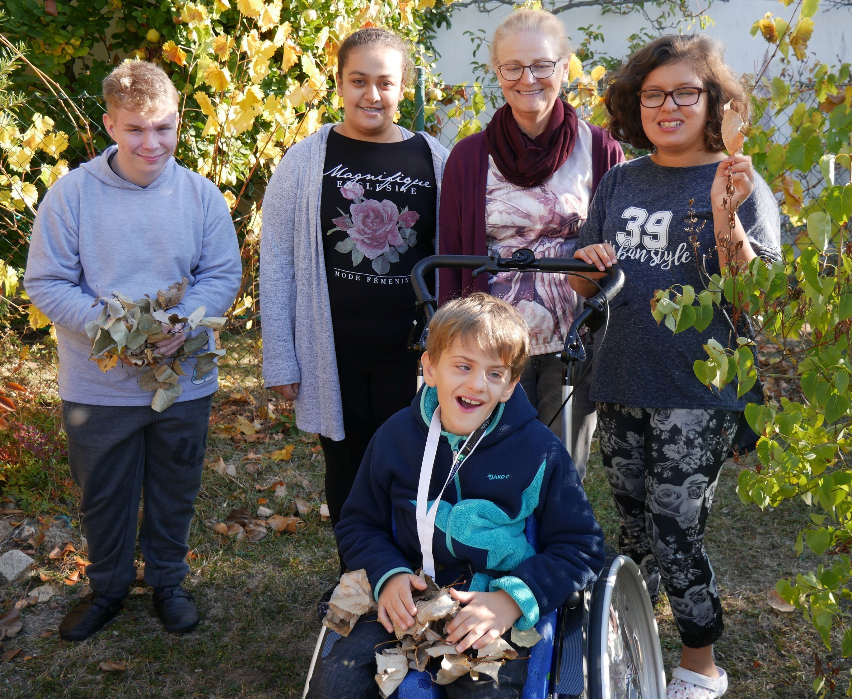 Irmgard Lotter und ihre Schülerinnen und Schüler wünschen sich einen neuen Garten, der auch für Rollstuhlfahrer geeignet ist.