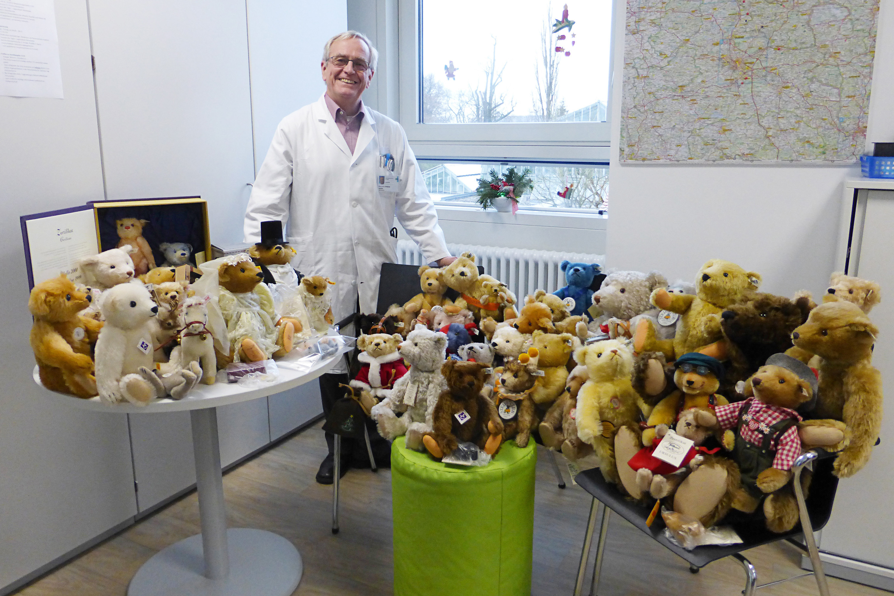 Am Beginn der Aktion: Prof. Dr. Dr. h.c. Wolfgang Rascher (Direktor der Jugend- und Kinderklinik) umzingelt von den liebenswerten Steiffbären, die im Internet versteigert werden.