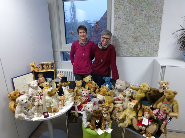 Sammlerin Claudia Rübner (r.) und ihre Freundin Anja Kratschmer haben die tolle Aktion ins Rollen gebracht.