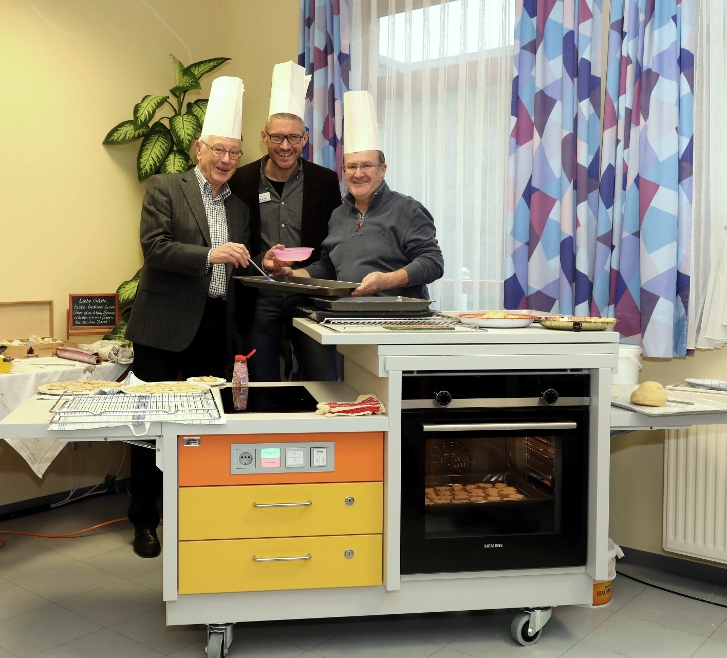 (Foto: HJKrieg, Erlangen): v.l. Martin Böller von der Bürgerstiftung Erlangen, Enno de Haan, AWO Sozialzentrums und Schreinermeister Manfred Philipp