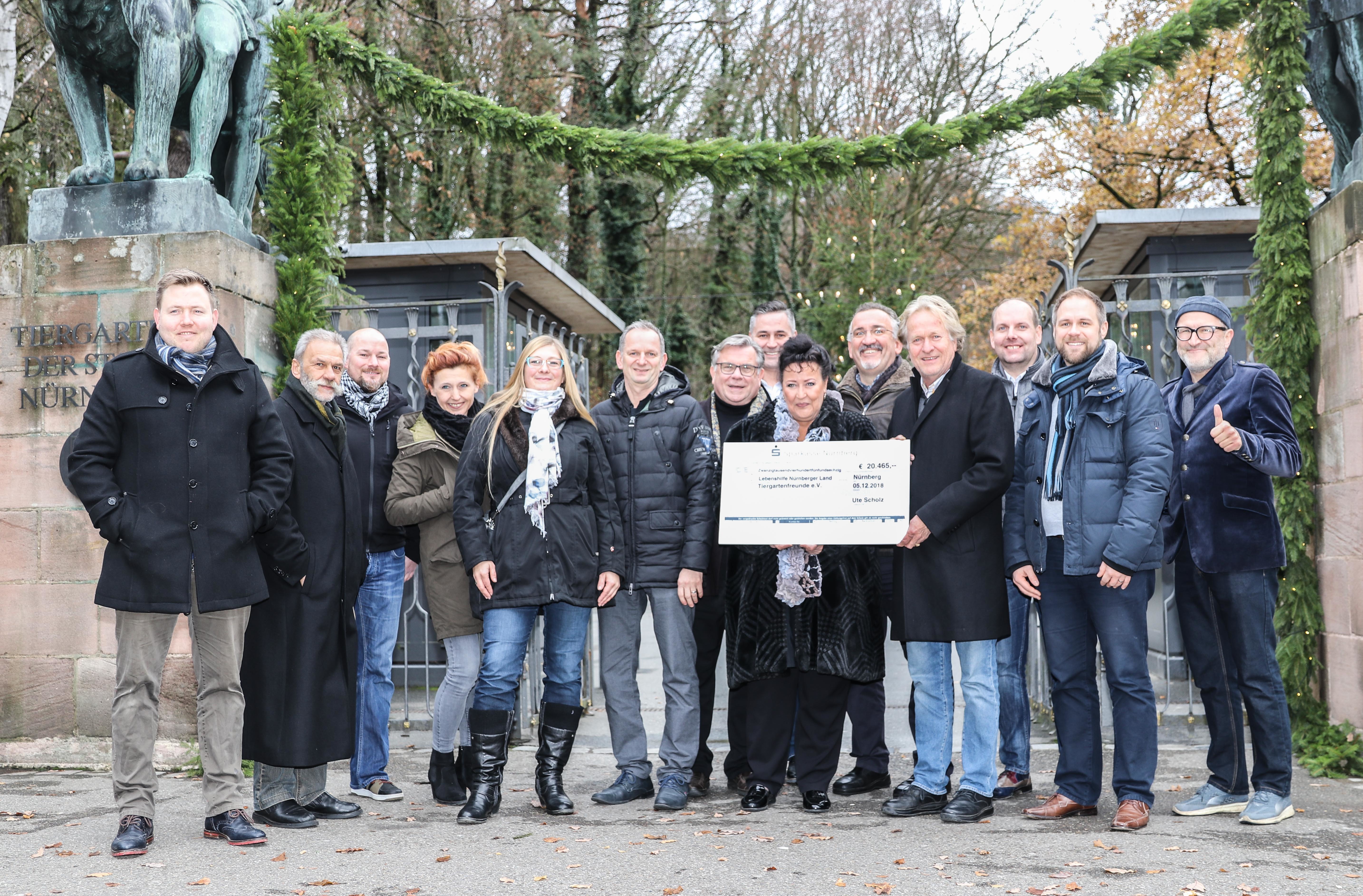 Die Freude über den gelungenen Abend ist Nürnbergs Charitylady Ute Scholz (Mitte mit Spendenscheck), den Helfern und Sponsoren der Gala und den Vertretern der beiden begünstigten Vereine, Dr. Lorenzo von Fersen (4.v.r.) und Gerhard John (7.v.l.), deutlich anzusehen.