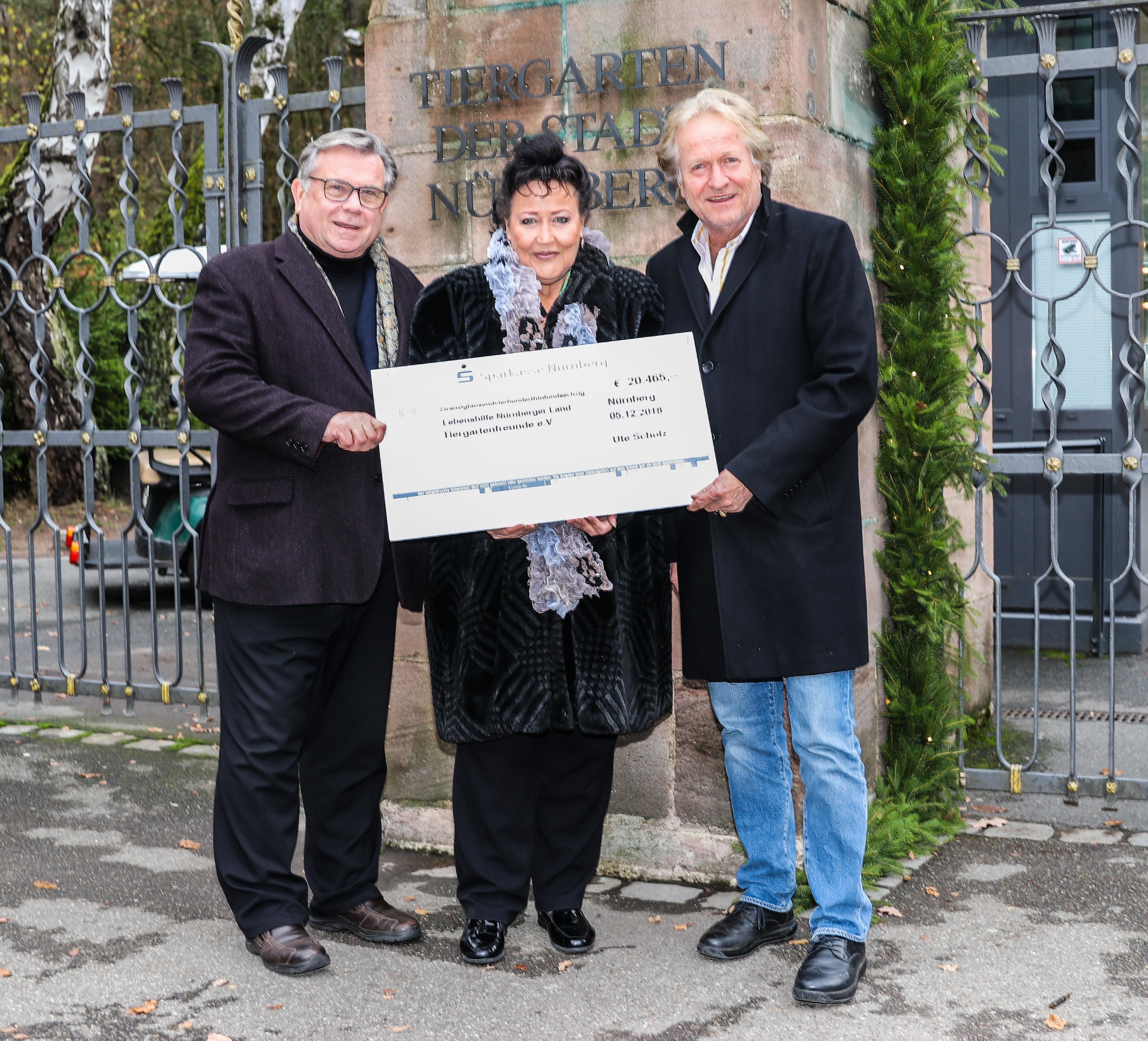 Charitylady Ute Scholz übergibt im Tiergarten Nürnberg den Spendenscheck an Dr. Lorenzo von Fersen (Tiergartenfreunde, r.) und Gerhard John, Lebenshilfe Nürnberger Land.