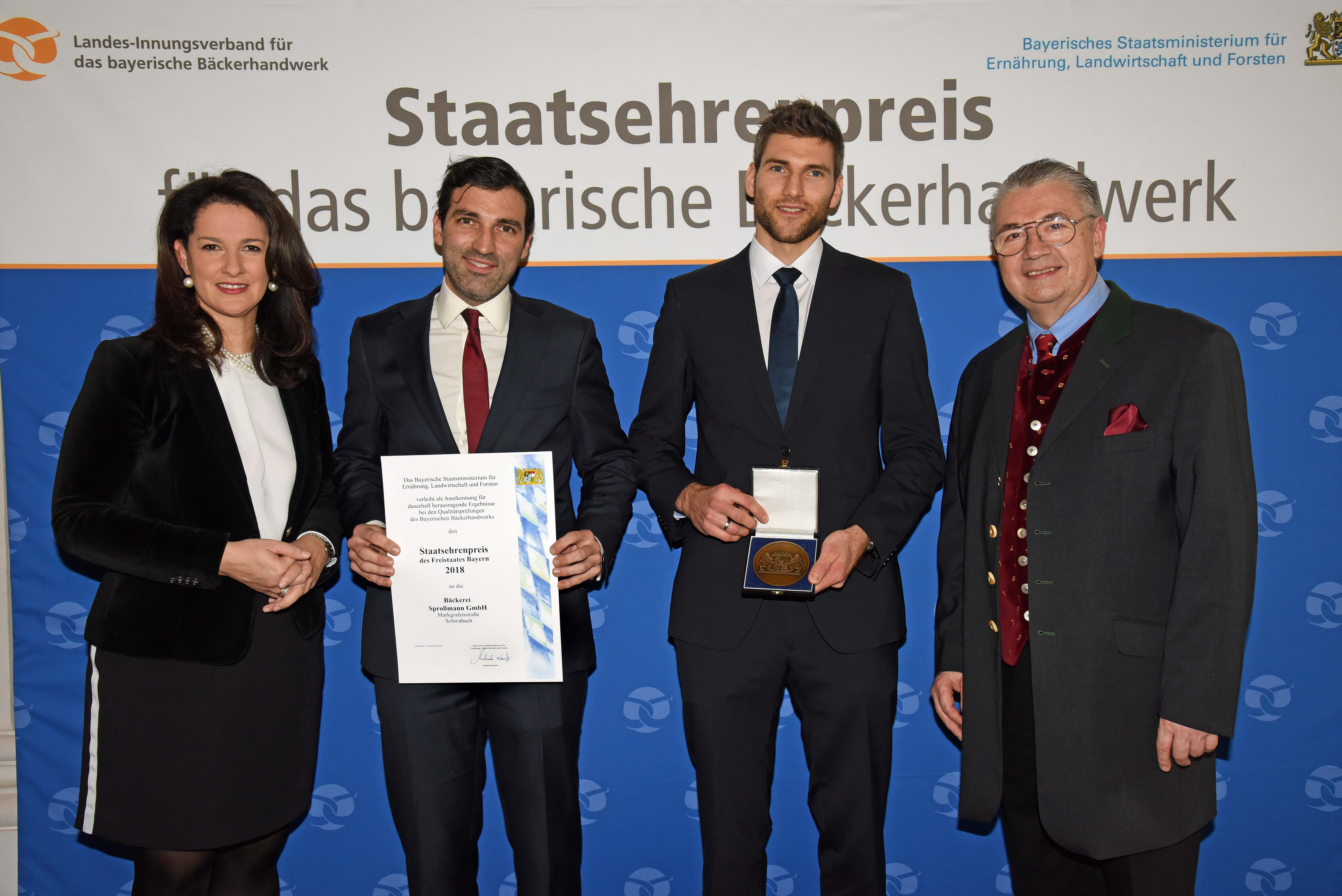 Staatsministerin Michaela Kaniber und Landesinnungsmeister Heinz Hoffman (r.) freuen sich mit Martin (2.v.l.) und Günther Sproßmann.