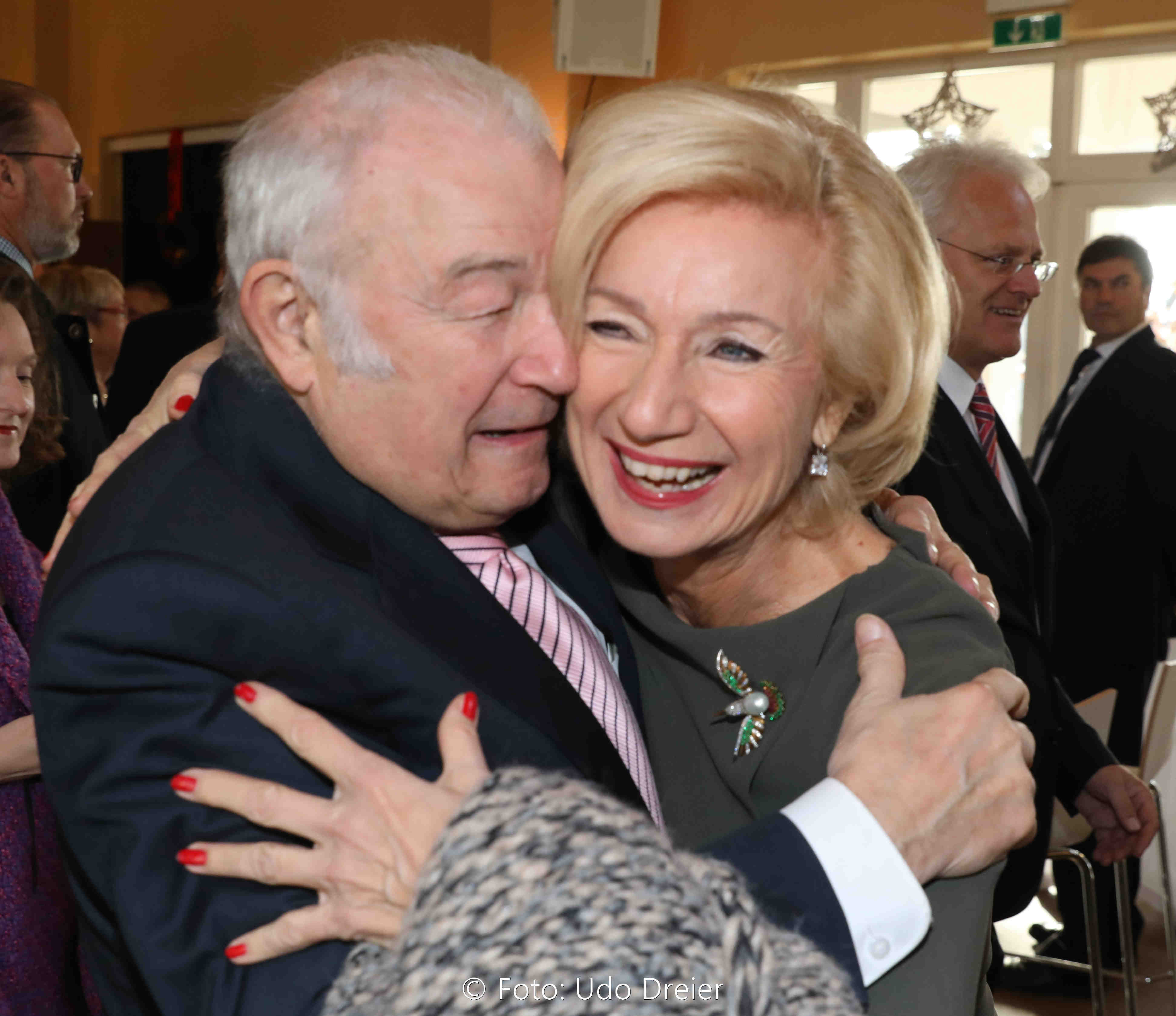 Politiker mit Herz: Bayerns Ministerpräsident a.D. Dr. Günther Beckstein umarmt Nürnbergs Kulturreferentin Prof. Dr. Julia Lehner beim Empfang der CSU im Gutmann am Dutzendteich.