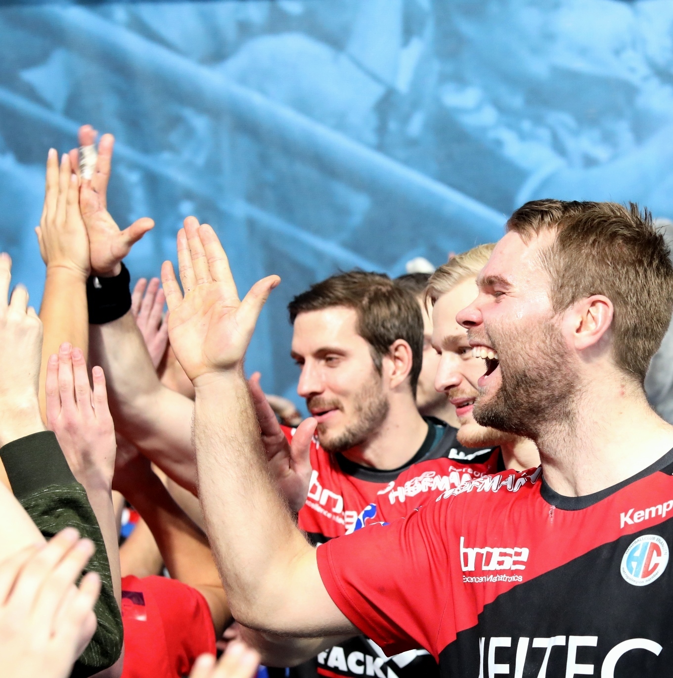 (Foto: HJKrieg, Erlangen): HC Erlangen - die HC-Fans feiern den 24:26 Auswärtssieg über Bietigheim