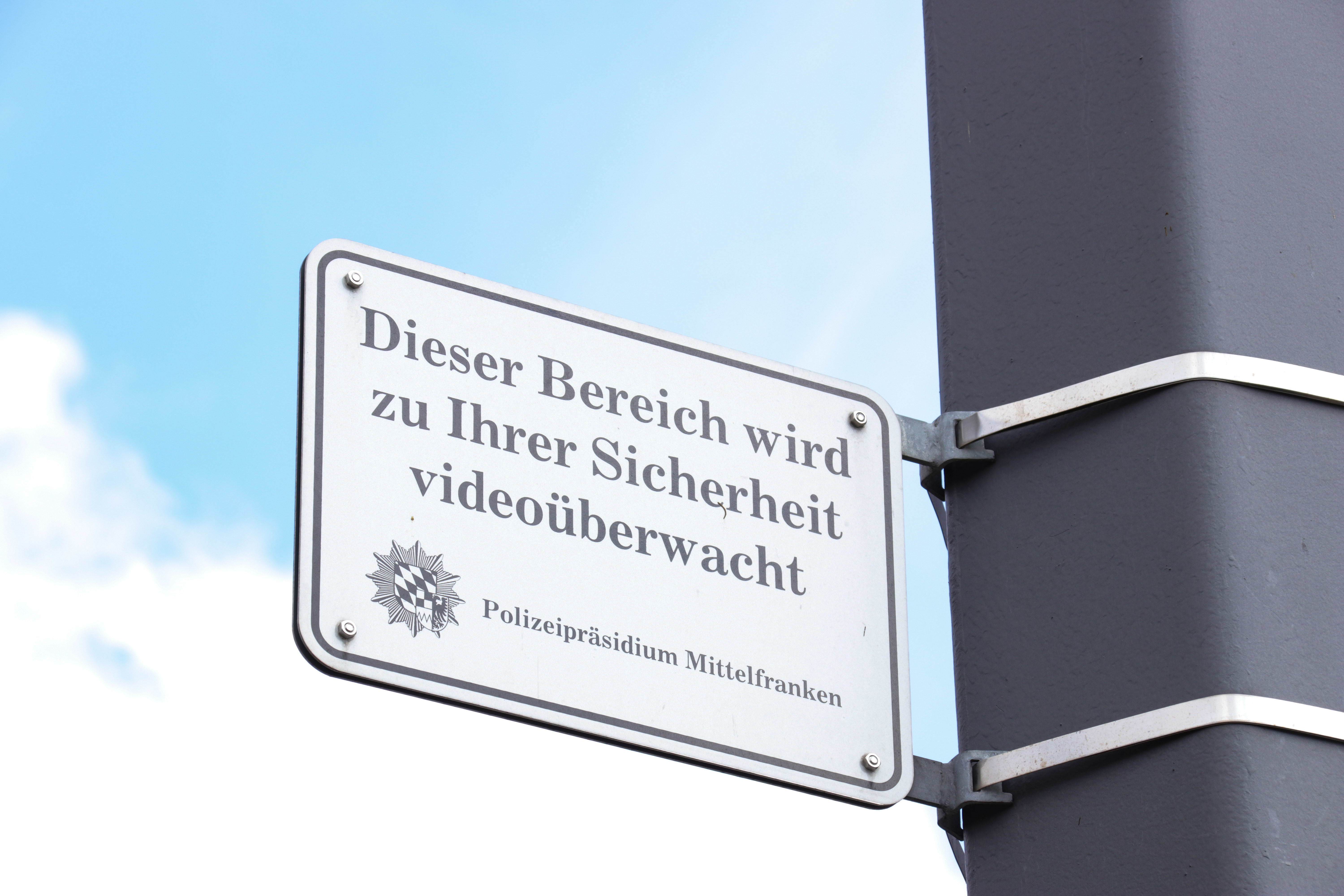 Polizeiliche Videoüberwachung in der Nürnberger Innenstadt. Hier stehen seit Ende November 2018 zusätzlich zu den bereits vorhandenen Systemen drei Kameras am Bahnhofsplatz und vier im westlichen Bereich der Königstorpassage zur Verfügung.