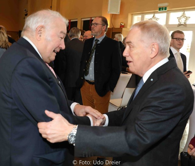 Günther Beckstein (,,Ich freue mich, dass so viele Freunde und Weggefährten gekommen sind“) mit Hans-Peter Schmidt, dem Ehrenaufsichtsratsvorsitzenden der NÜRNBERGER Versicherung. | Foto: © Udo Dreier