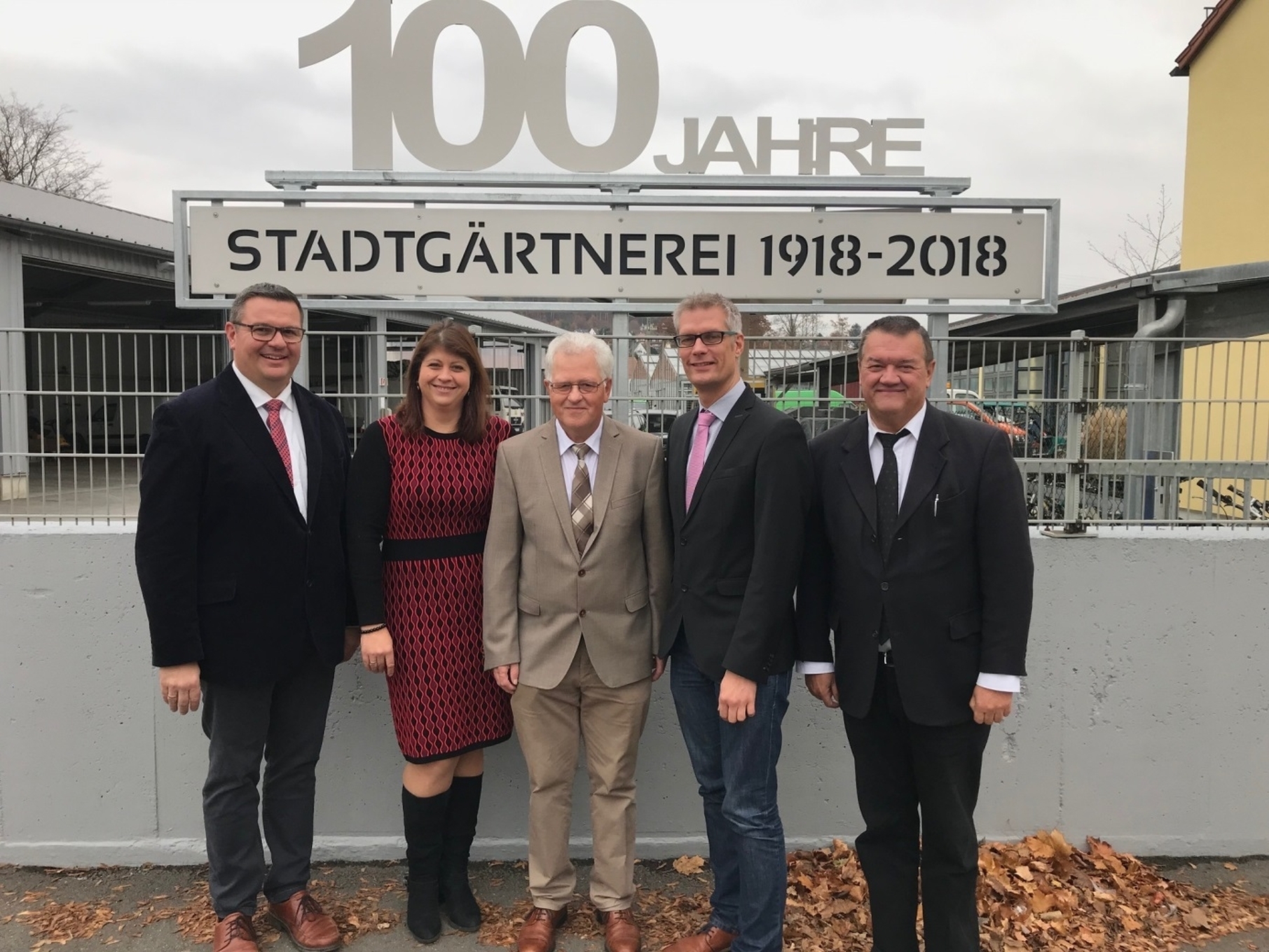 v.l.n.r.: Gartenamtsleiter Herbert Fuchs, Personalratsvorsitzende Jessika Braun, Karl Heinz Cieslar, Oberbürgermeister Dr. Uwe Kirschstein, Referatsleiter Walter Mirschberger.