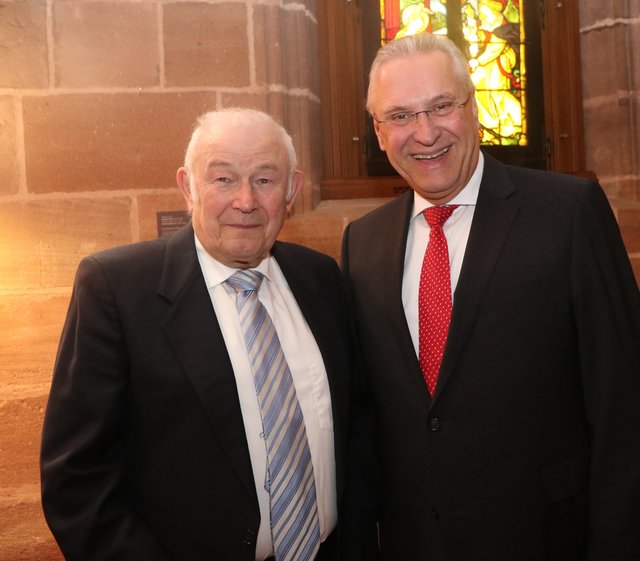 Einige Tage zuvor: Bayerns Innenminister Joachim Herrmann beglückwünscht Günther Beckstein auf dem Empfang der Stadt im Tucherschloss/Hirsvogelsaal. | Foto: © John R. Braun