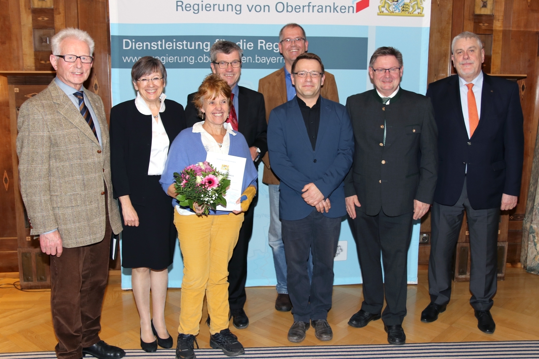 Innen- und Integrationsstaatssekretär Gerhard Eck hat gemeinsam mit Regierungspräsidentin Heidrun Piwernetz den Integrationspreis der Regierung von Oberfranken verliehen: Heidrun Piwernetz, Regierungspräsidentin von Oberfranken, (Zweite von links), Innen- und Integrationsstaatssekretär Gerhard Eck, MdL, (Zweiter von rechts), Oberbürgermeister Norbert Tessmer, Stadt Coburg, (rechts) und die Mitglieder des Caritasverbandes für die Stadt und den Landkreis Coburg e.V.