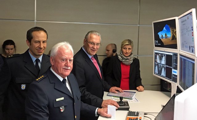Innenminister Joachim Herrmann (Mitte) stellt gemeinsam mit der Leiterin des Ordnungsamtes der Stadt Nürnberg, Katrin Kurr, dem Leiter des Sachgebiets Ordnungs- und Schutzaufgaben beim Polizeipräsidium Mittelfranken, Hermann Guth, und dem stellvertretenden Leiter der Bundespolizeiinspektion Nürnberg, Florian Paul, ein Maßnahmenpaket für mehr Sicherheit in der Nürnberger Innenstadt vor. | Foto: stmi.bayern.de