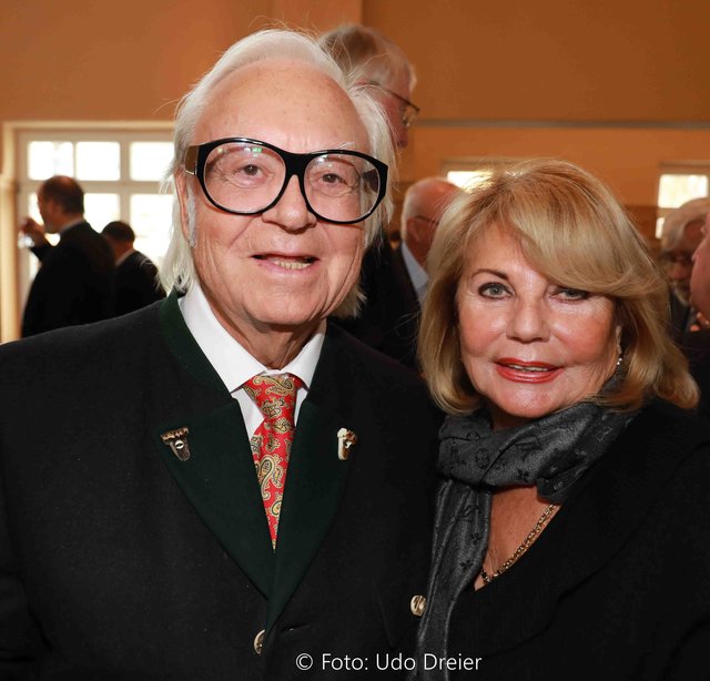 Kultwirtin Sissy Kleinke-Kühnel (Beckstein: ,,Sie hat mich in ihrem ,Kuhstall‘ nach einem harten Tag im Amt oft in eine Ecke gesetzt, wo ich meine Ruhe hatte“) mit ,,Erdinger Weißbräu“-Legende Werner Brombach. | Foto: © Udo Dreier