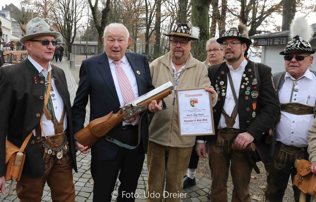 Die Böllerschützen sind zu Ehren Becksteins (,,Manchmal ist es gut, wenn man nicht so gut hört“) da. | Foto: © Udo Dreier