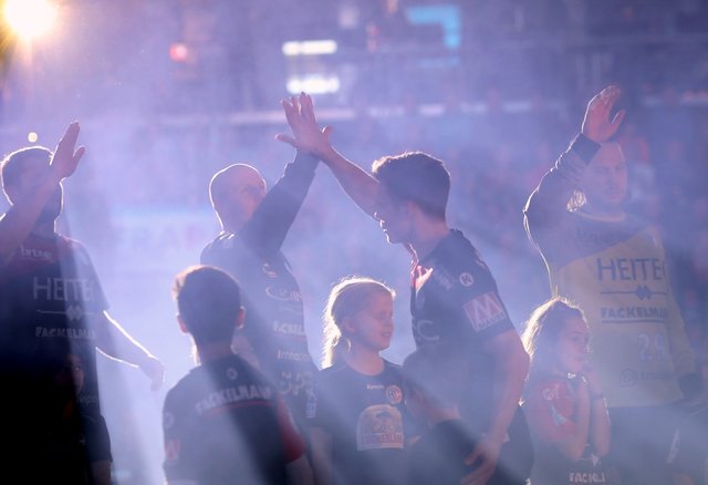 (Foto: HJKrieg, Erlangen): Die über 3.600 Fans feiern den Sieg des HC Erlangen über Stuttgart in der ARENA