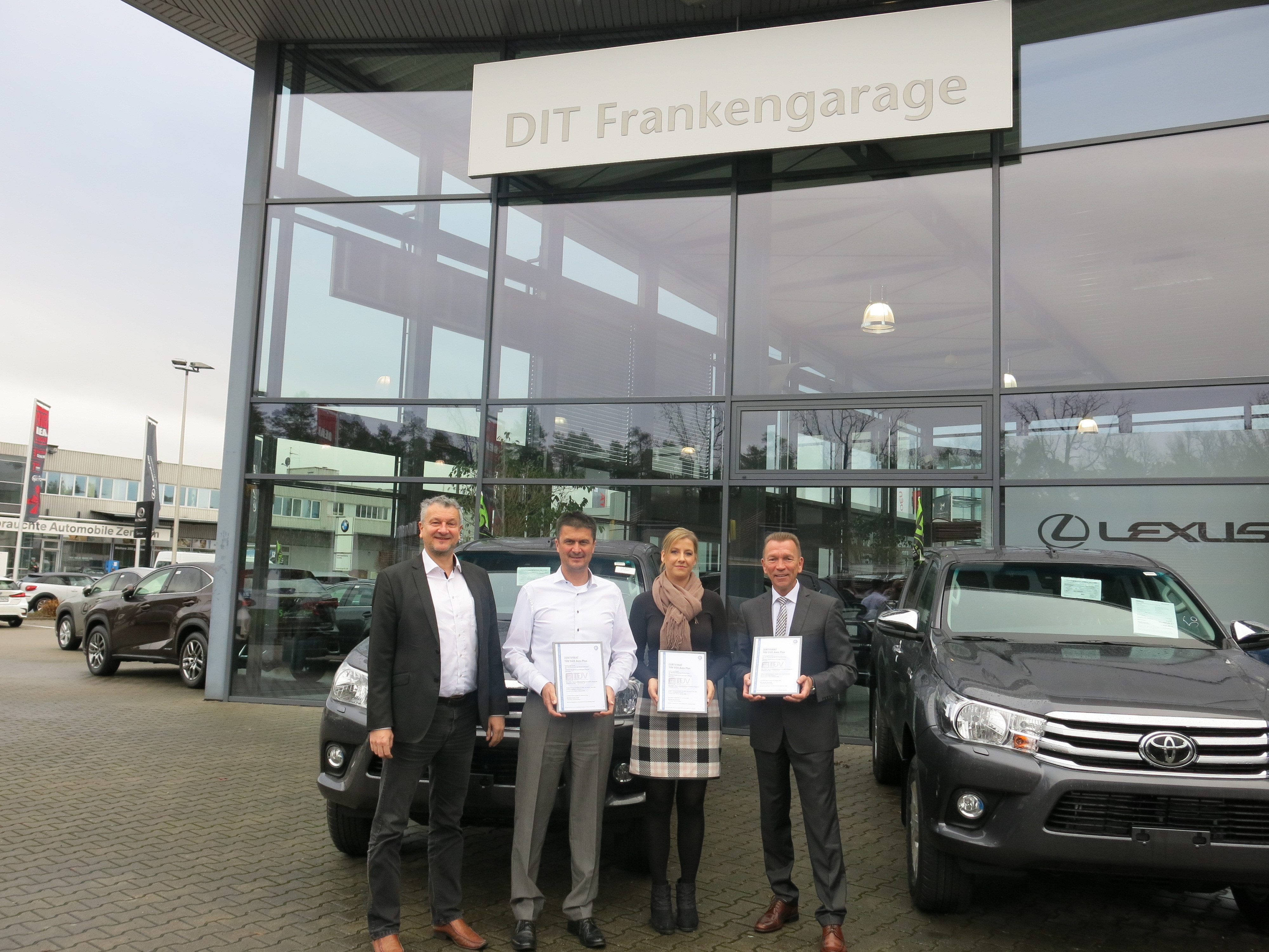 (v.l.n.r.) Ulf Richter (Consultant TÜV SÜD), übergibt die TOYOTA PLUS-Urkunden an Dirk Gramann (Gesamtverkaufsleiter DIT Frankengarage), Tina Hallstein (Assistentin der Geschäftsleitung/Marketing) und den Gesamtgeschäftsführer DIT Frankengarage Michael Martin