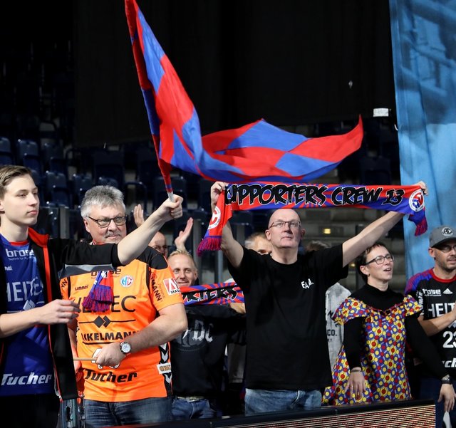 (Foto: HJKrieg, Erlangen): Die HC Supporters-Crew feuert über 60 Minuten den HC Erlangen an