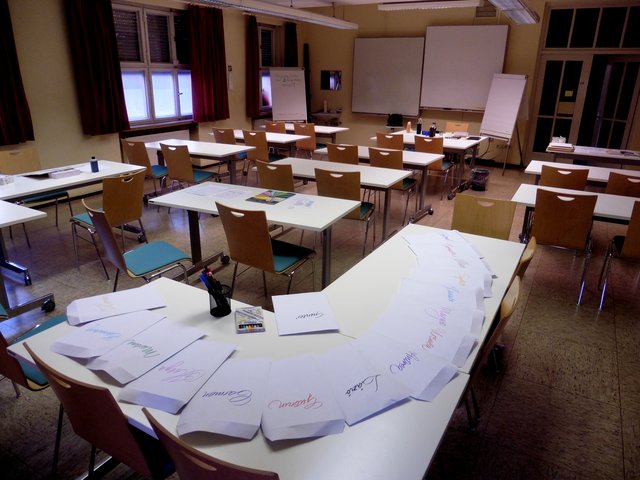 Unterrichtsmappen vor dem Austeilen im VHS-Kurs Unteres Pegnitztal