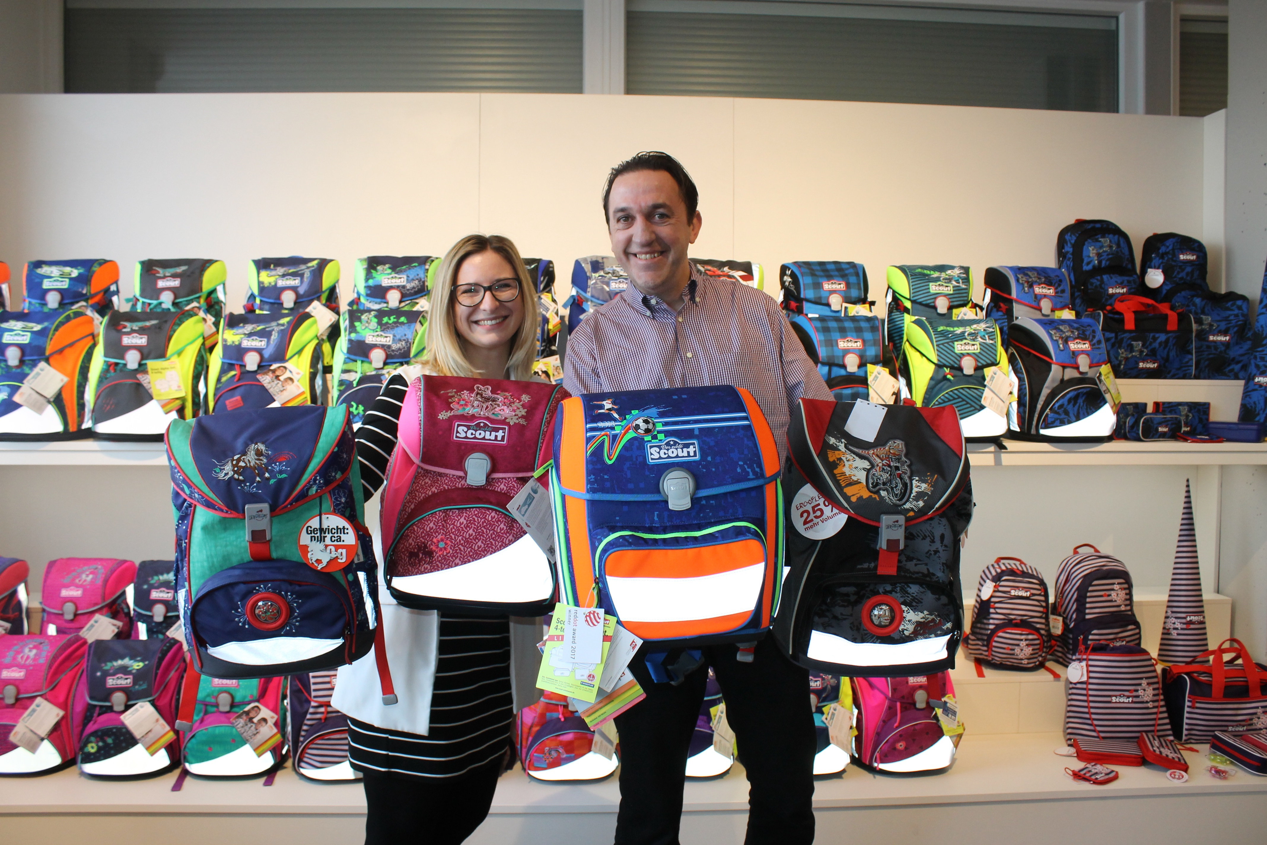 Ein tolles Weihnachtsgeschenk: Anne Sellmann (Vertrieb) und Verkaufsleiter Christian Bergemann präsentieren die vier Schultaschen-Sets, von denen insgesamt 10 verlost werden.