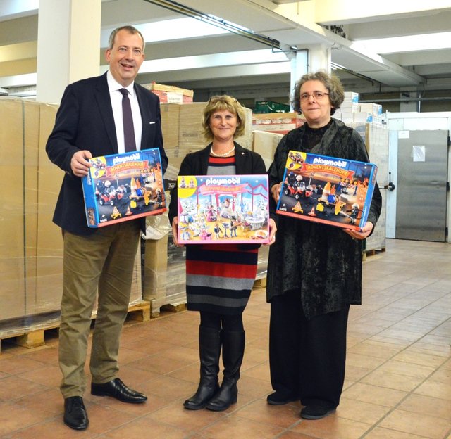 Stefan Schindler (Vorstandsvorsitzender der Sparda-Bank Nürnberg), Brigitte Lischka (Kreisgeschäftsführerin des BRK-Kreisverbandes Nürnberg-Stadt), Edeltraud Rager (Projektleitung des BRK-Kreisverbandes Nürnberg-Stadt, v.l.).