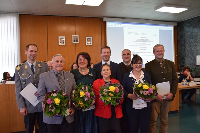 Auszeichnung für Ehrenamt v.l.n.r.: Michael Krügel, Gerd Hartinger, Ingrid Bach, Andrea Barz, Frank Wagner, Anni Schlager und Erich Reichert bei der Aushändigung des Ehrenzeichens des Bayerischen Ministerpräsidenten durch Landrat Matthias Dießl (Mitte). | Foto: Landratsamt Fürth